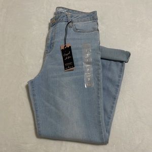 BRAND NEW NEVER WORN “mom/boyfriend” light wash jeans